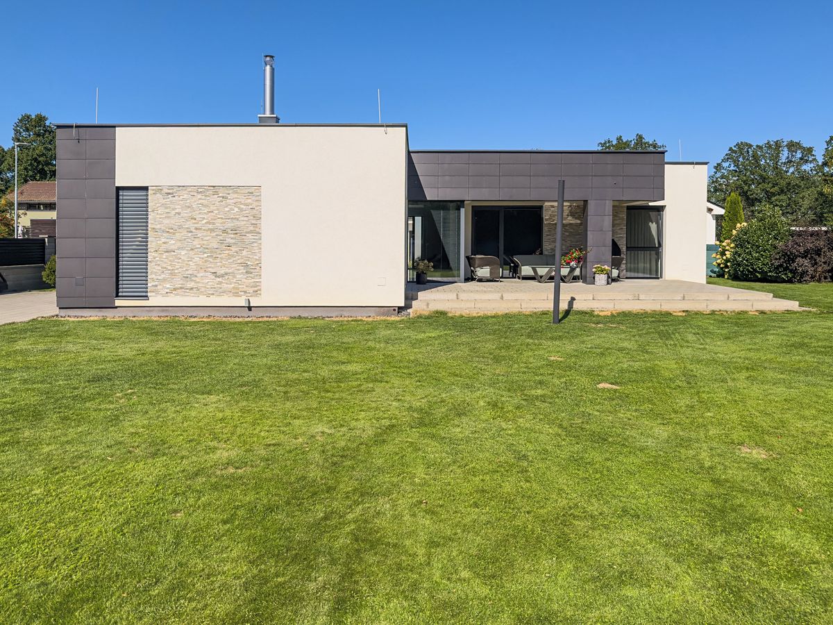Prodej rodinného domu 181 m², pozemek 951 m² – fotografie 2