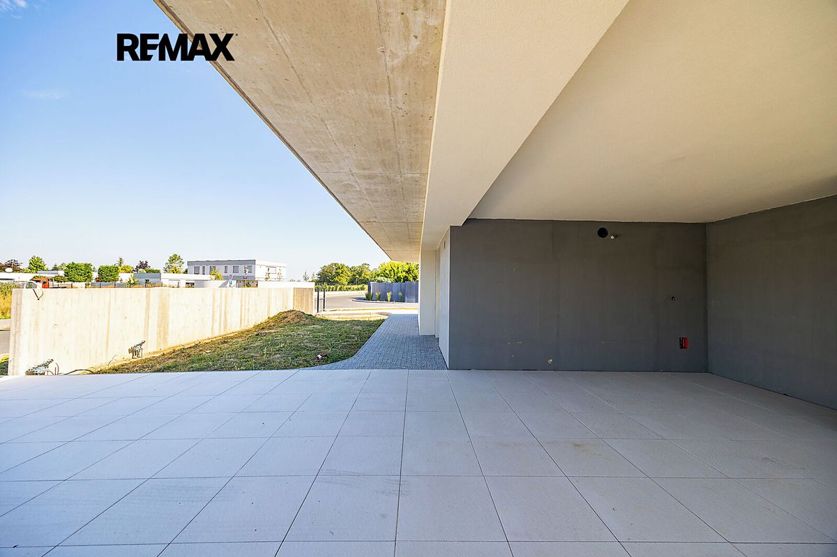 Prodej rodinného domu 206 m², pozemek 1232 m² – fotografie 2