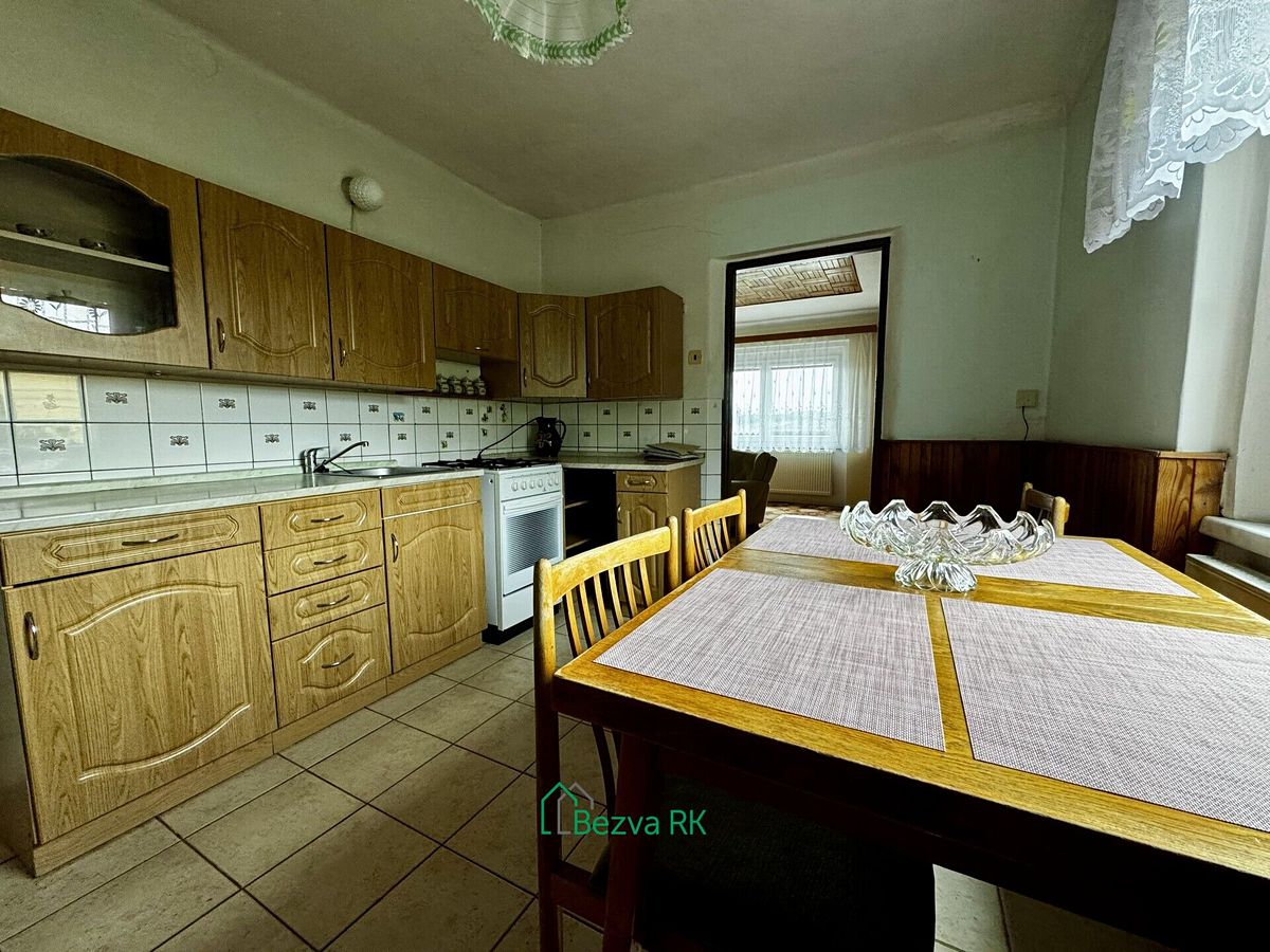 Prodej rodinného domu 275 m², pozemek 789 m² – fotografie 2