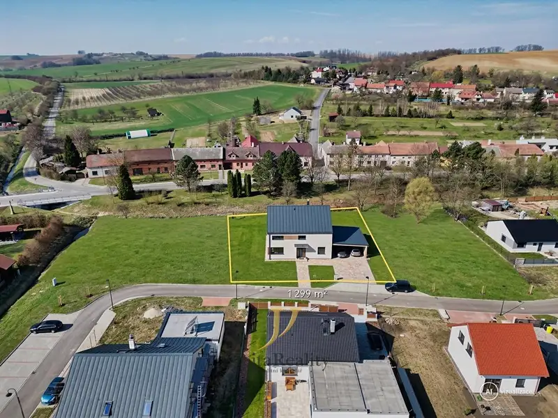 Prodej stavebního pozemku 1299 m², Hradčany – náhled fotky 1