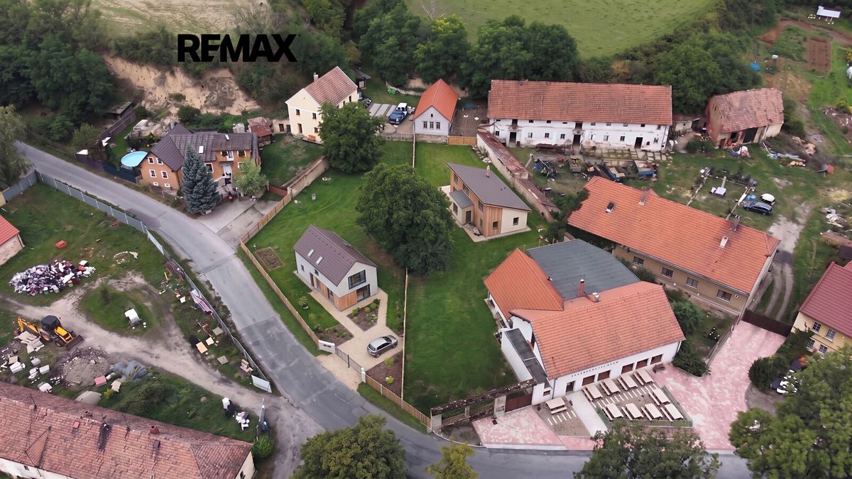 Prodej rodinného domu 300 m², pozemek 1898 m² – fotografie 3