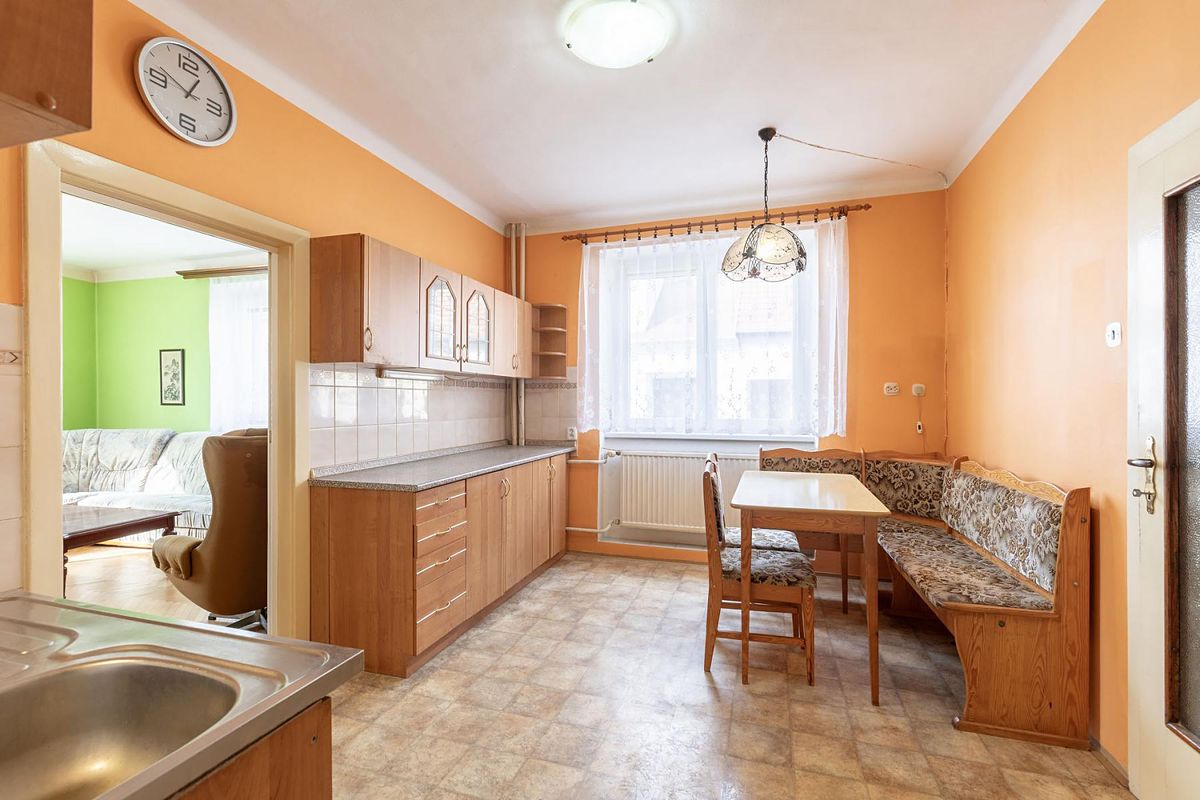 Prodej rodinného domu 218 m², pozemek 122 m² – fotografie 2