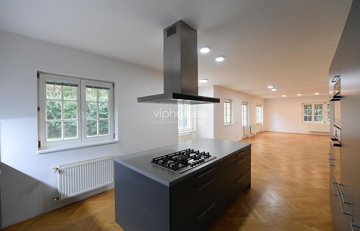 Pronájem vily 302 m², pozemek 737 m²