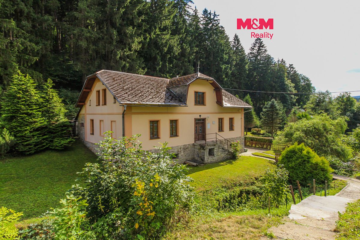 Prodej rodinného domu 229 m², pozemek 2152 m²