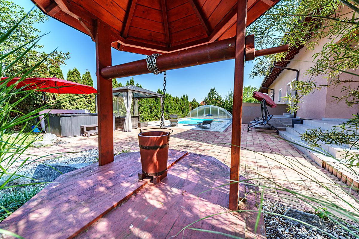 Prodej rodinného domu 545 m², pozemek 2148 m² – fotografie 3
