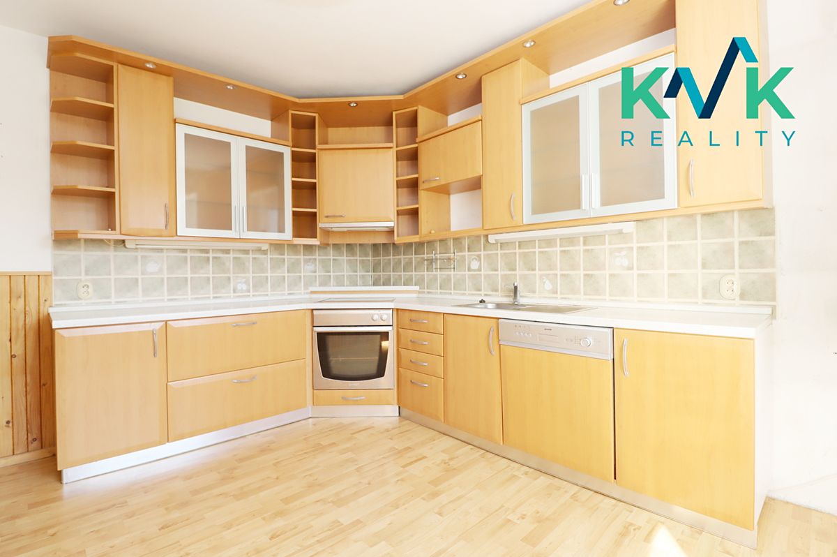 Prodej rodinného domu 220 m², pozemek 541 m² – fotografie 2