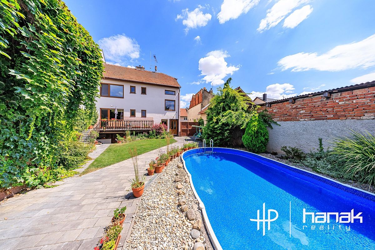 Prodej rodinného domu 243 m², pozemek 939 m² – fotografie 2