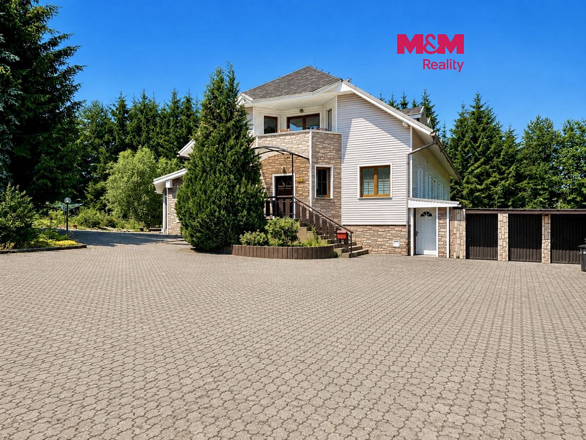 Prodej rodinného domu 737 m², pozemek 3827 m²