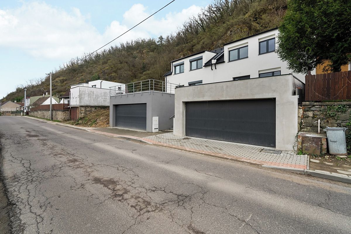 Prodej rodinného domu 179 m², pozemek 109 m² – fotografie 3