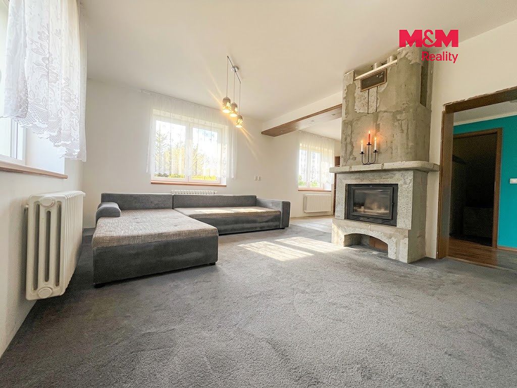 Prodej rodinného domu 140 m², pozemek 894 m² – fotografie 2