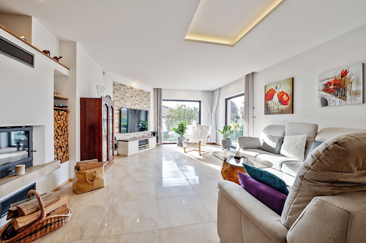 Prodej rodinného domu 152 m², pozemek 758 m² – fotografie 2