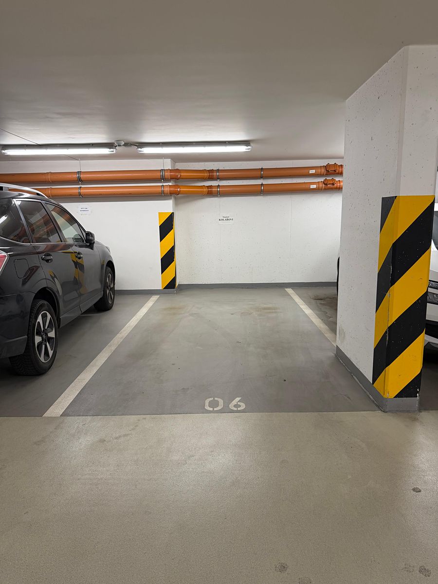 Pronájem garážového stání 15 m²