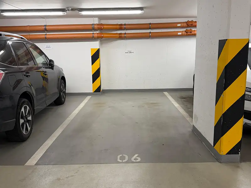 Pronájem garážového stání 15 m², Praha – náhled fotky 1
