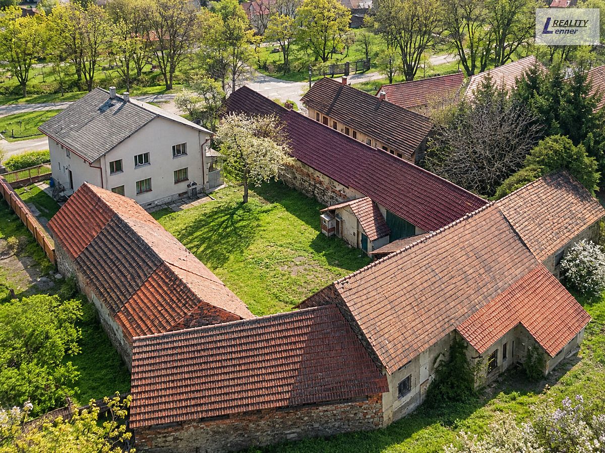 Prodej rodinného domu 300 m², pozemek 2907 m²