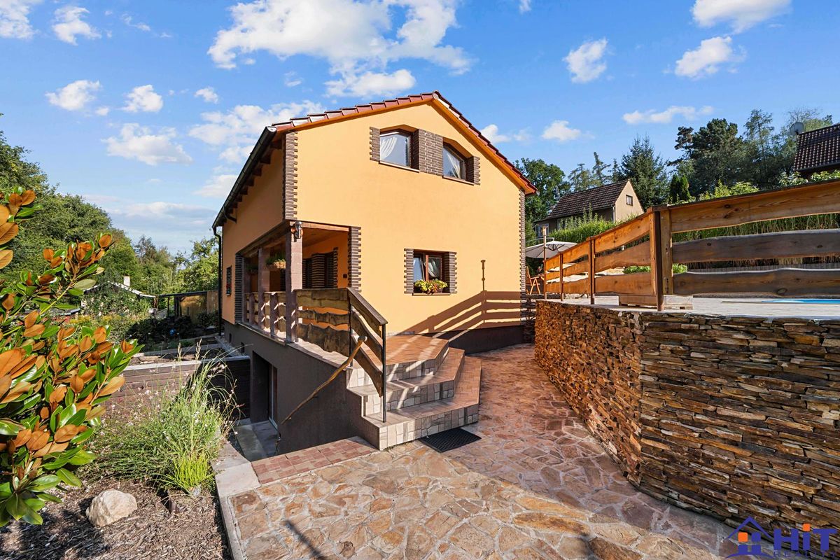 Prodej rodinného domu 106 m², pozemek 766 m² – fotografie 2