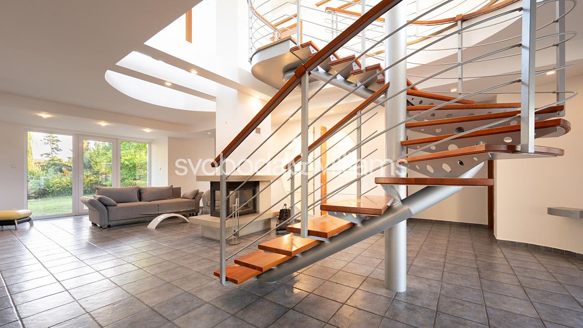 Prodej rodinného domu 380 m², pozemek 2567 m² – fotografie 3