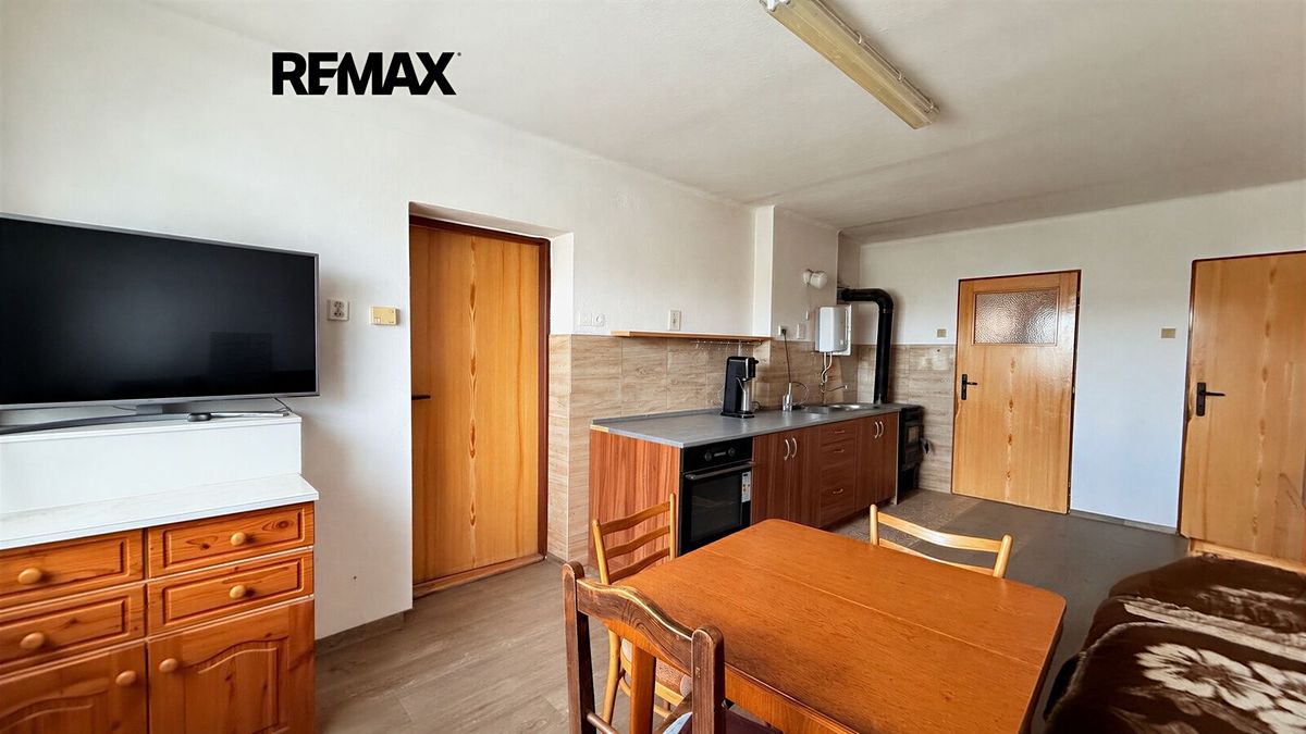 Prodej rodinného domu 180 m², pozemek 780 m² – fotografie 2