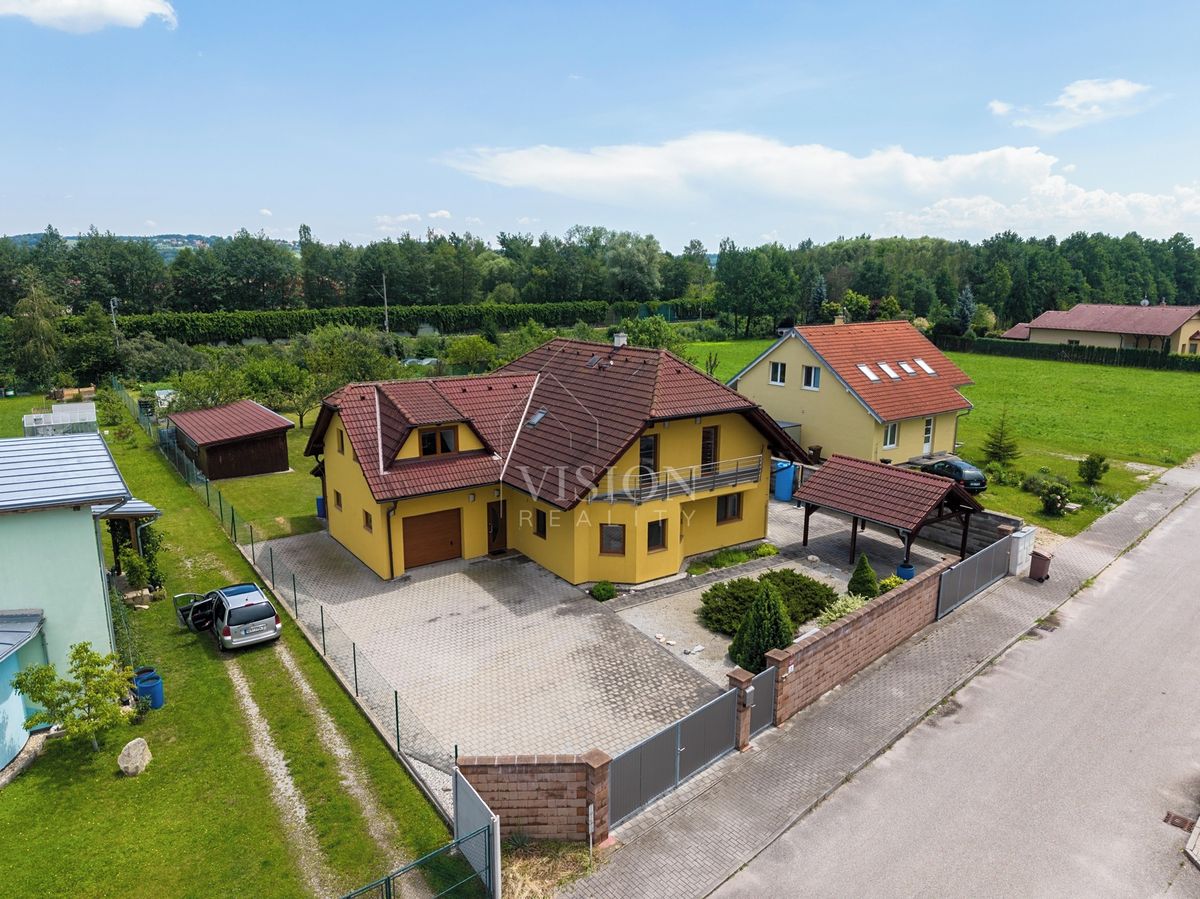 Prodej rodinného domu 242 m², pozemek 1923 m²