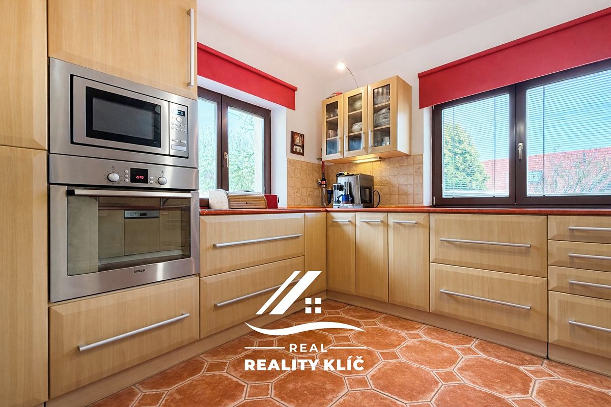 Prodej rodinného domu 242 m², pozemek 1122 m² – fotografie 4