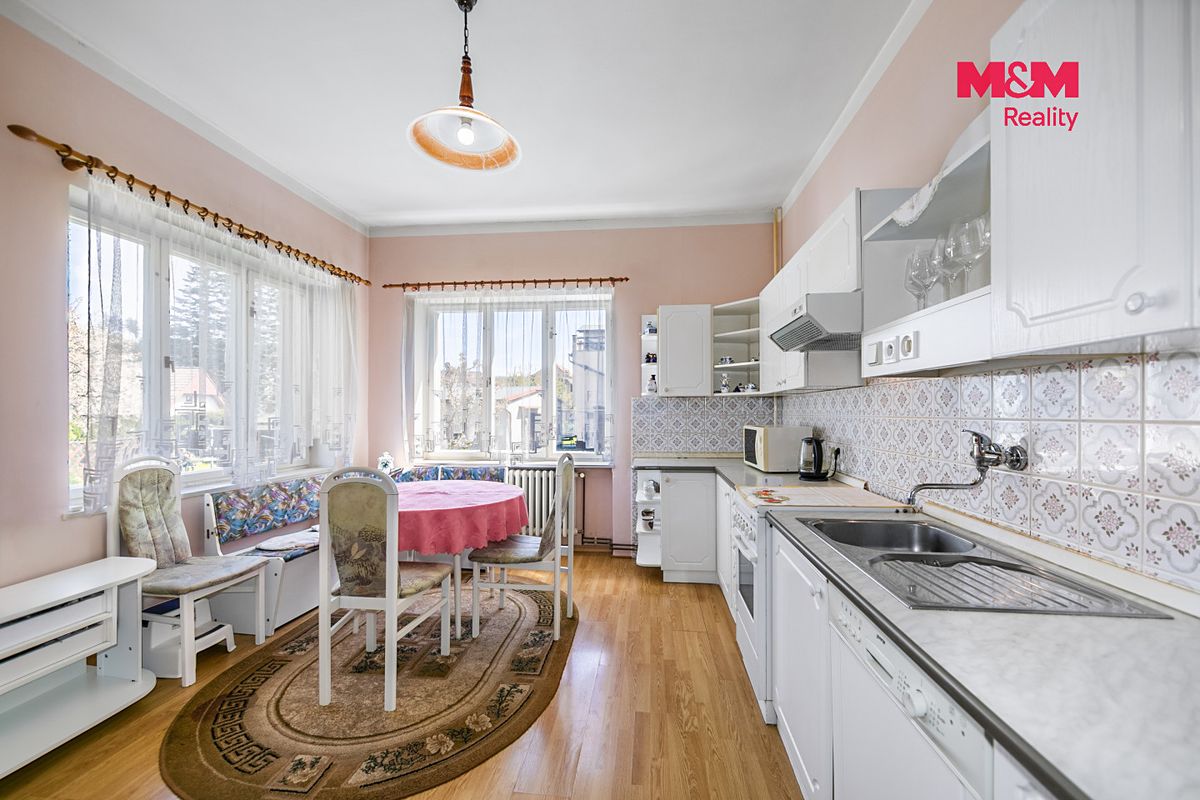 Prodej rodinného domu 295 m², pozemek 916 m² – fotografie 2