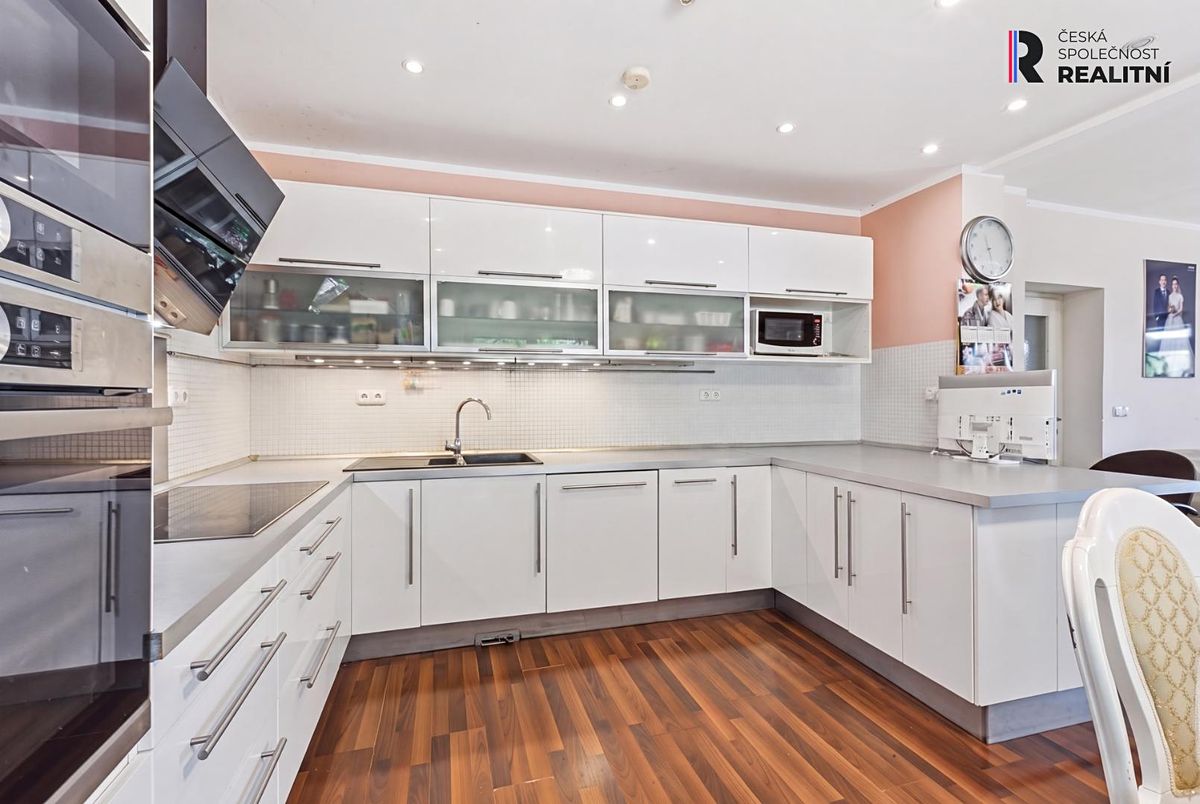 Prodej rodinného domu 340 m², pozemek 637 m² – fotografie 2