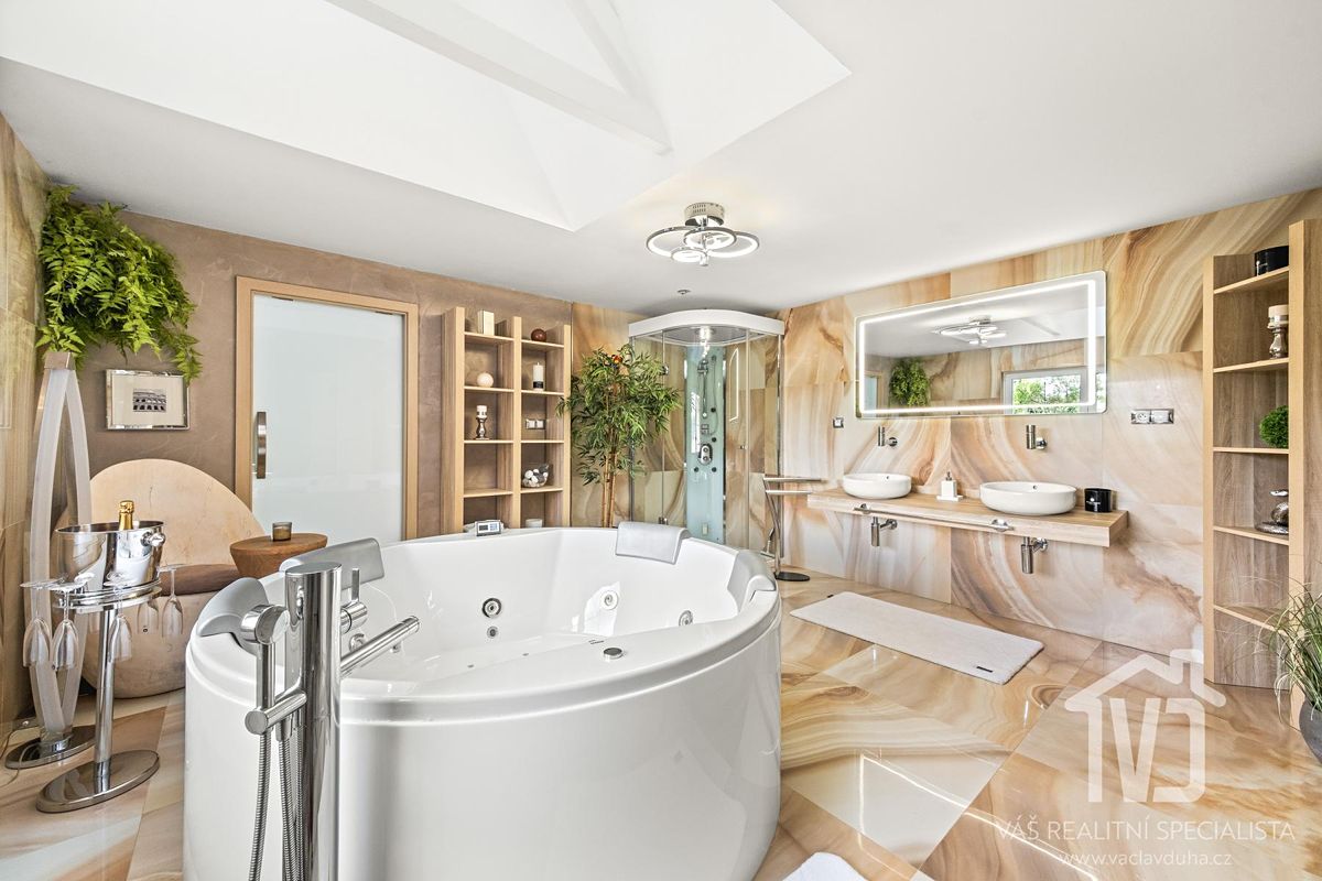 Prodej rodinného domu 337 m², pozemek 730 m² – fotografie 3