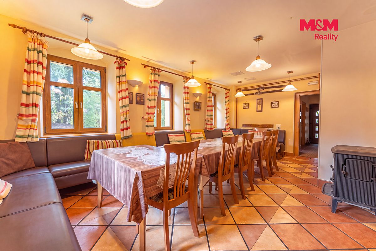 Prodej rodinného domu 270 m², pozemek 992 m² – fotografie 4