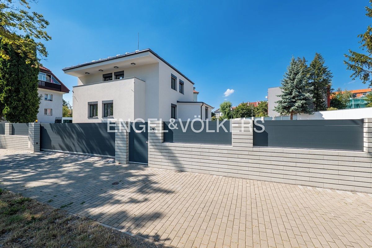 Pronájem kanceláře 200 m², Praha – fotka 1 z 3