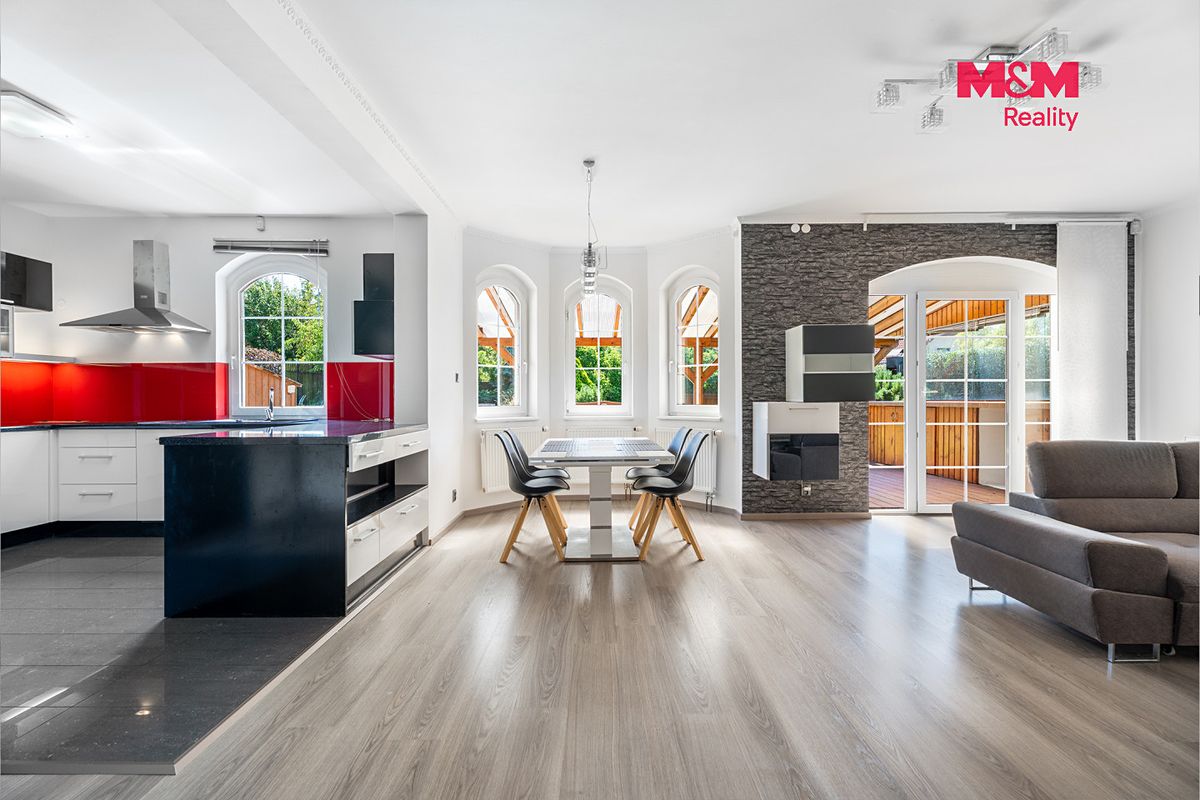 Prodej rodinného domu 217 m², pozemek 1083 m² – fotografie 5