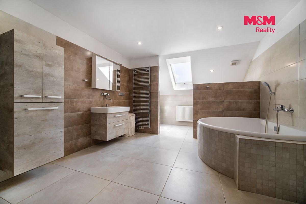 Prodej rodinného domu 290 m², pozemek 1428 m² – fotografie 2