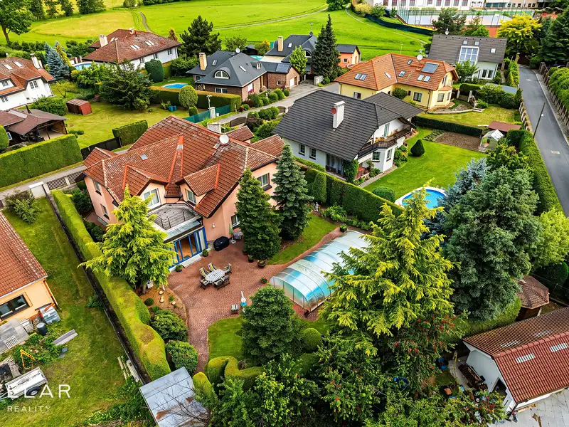 Prodej rodinného domu 512 m², pozemek 973 m², Jesenice – náhled fotky 3