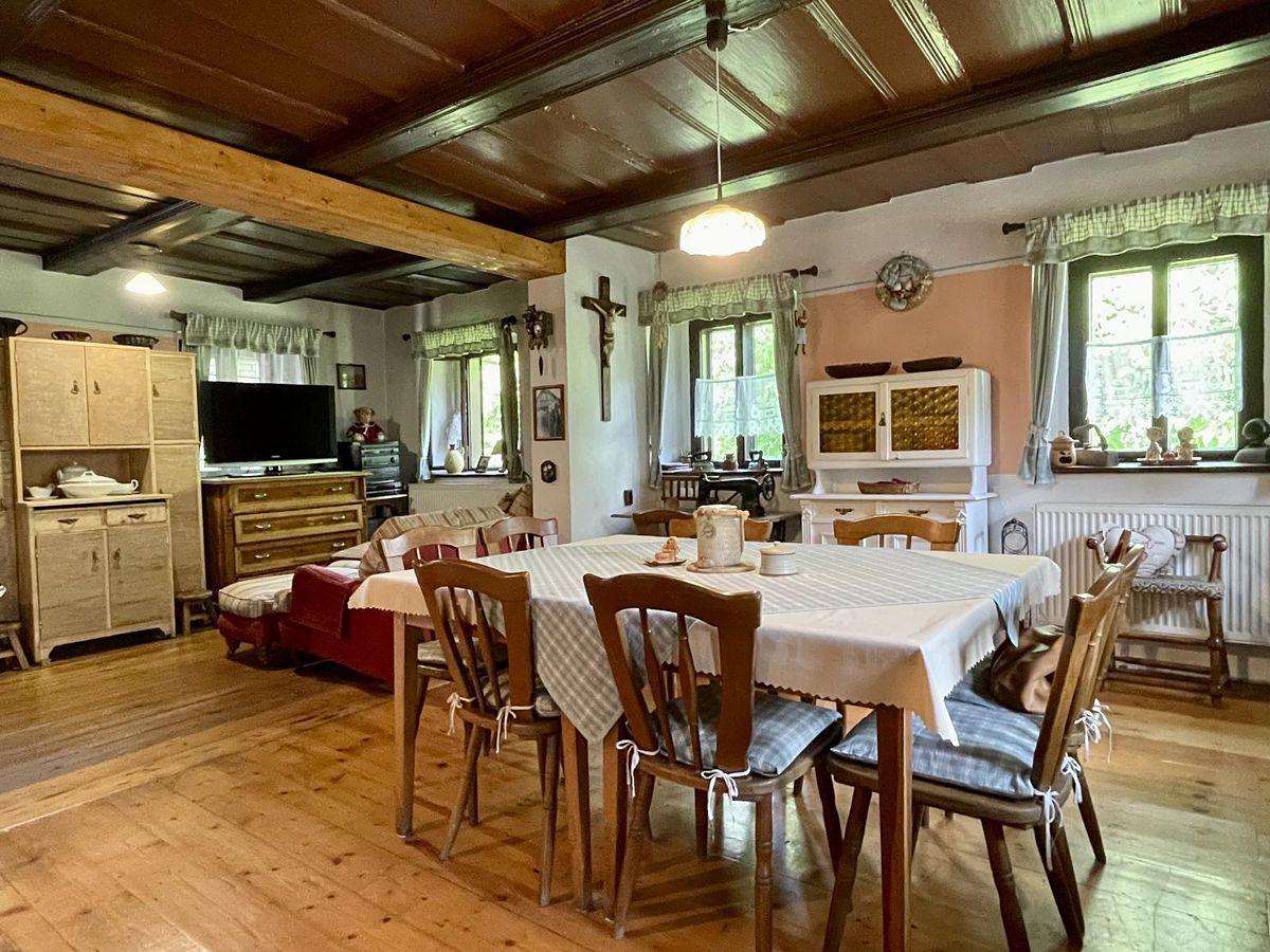 Prodej rodinného domu 200 m², pozemek 1046 m² – fotografie 2