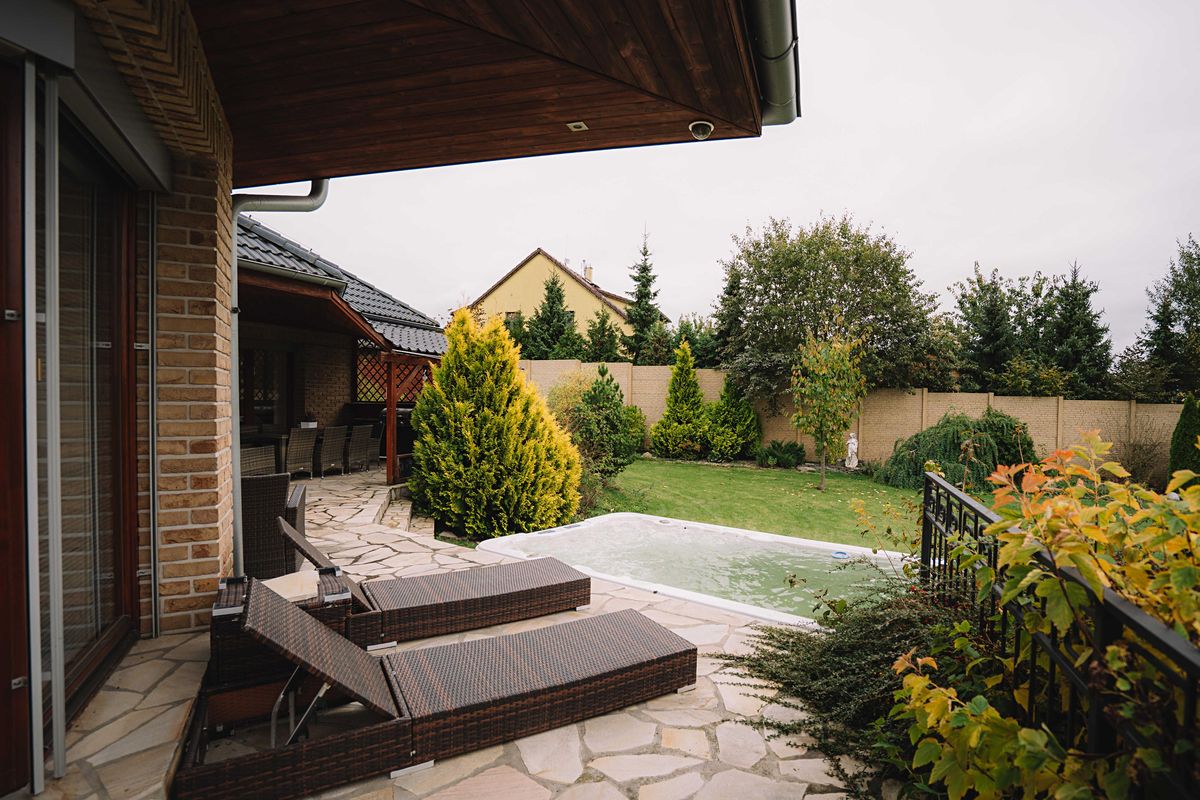 Prodej rodinného domu 200 m², pozemek 1444 m² – fotografie 2