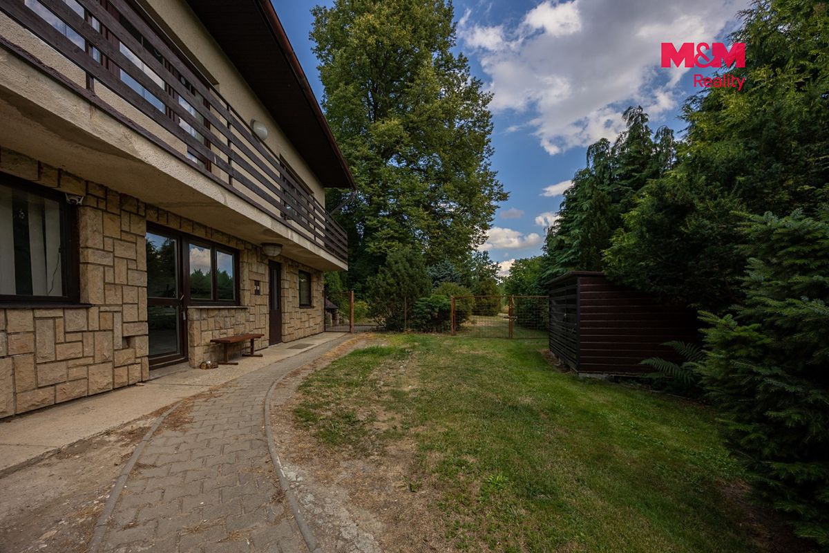 Prodej rodinného domu 242 m², pozemek 1068 m² – fotografie 3