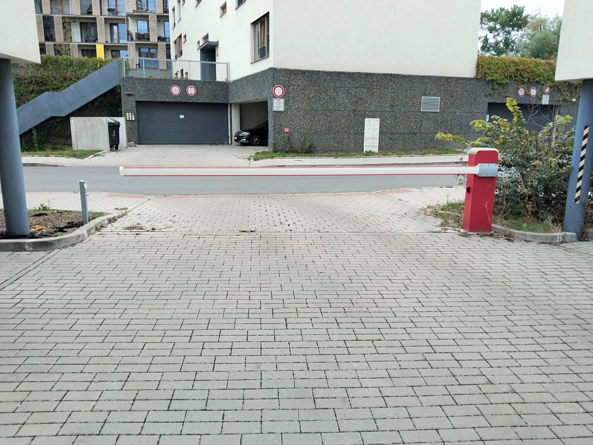 Pronájem garážového stání 12 m² – fotografie 3