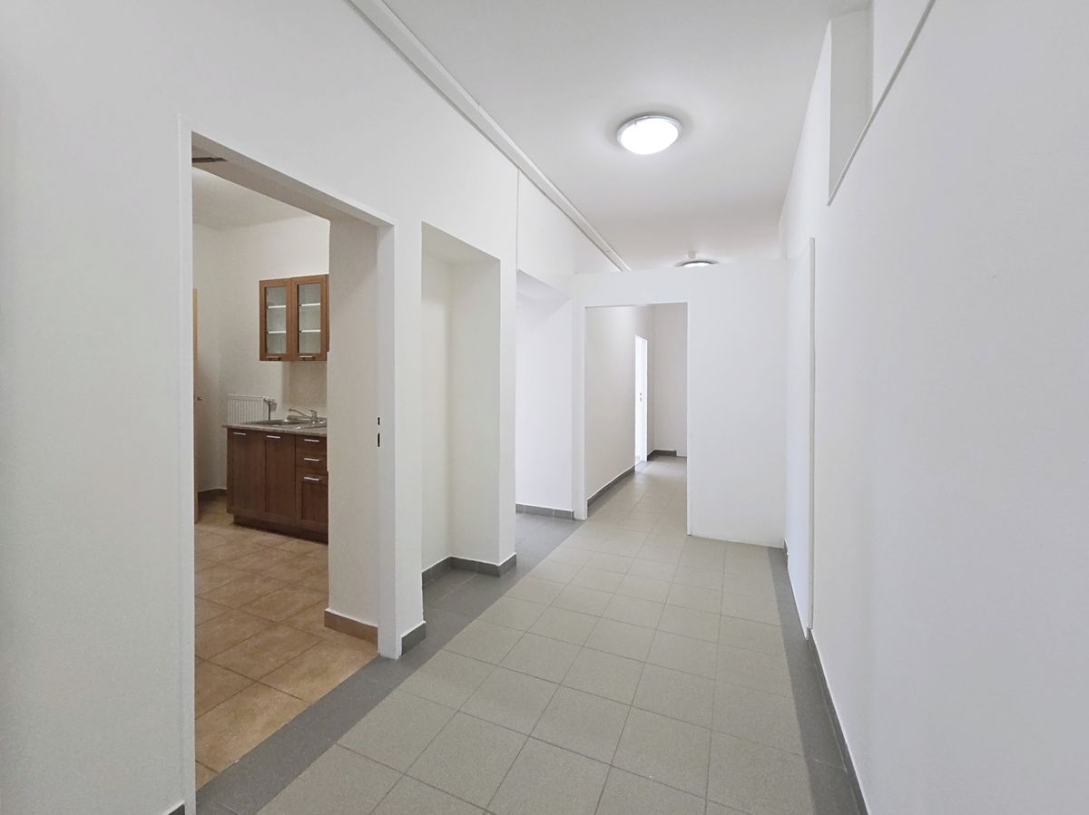 Pronájem kanceláře 72 m² – fotografie 3