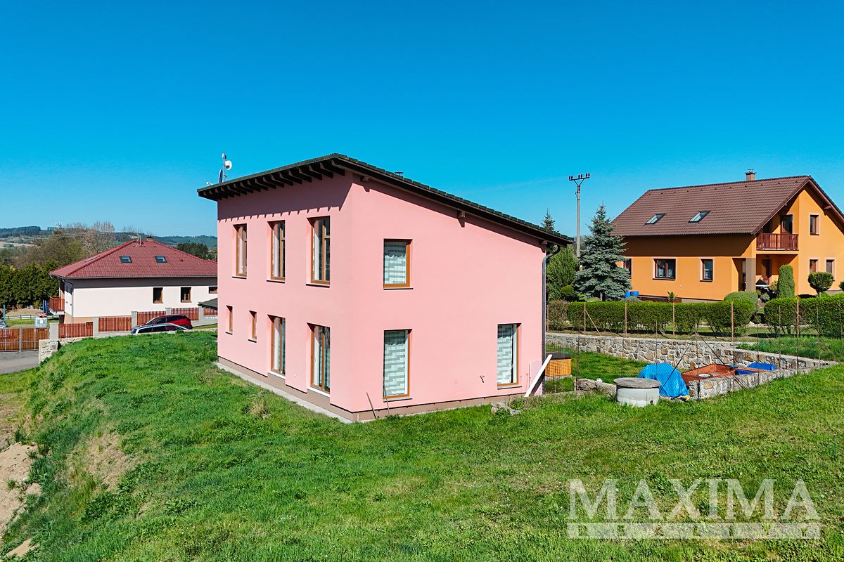 Prodej rodinného domu 250 m², pozemek 1421 m² – fotografie 3