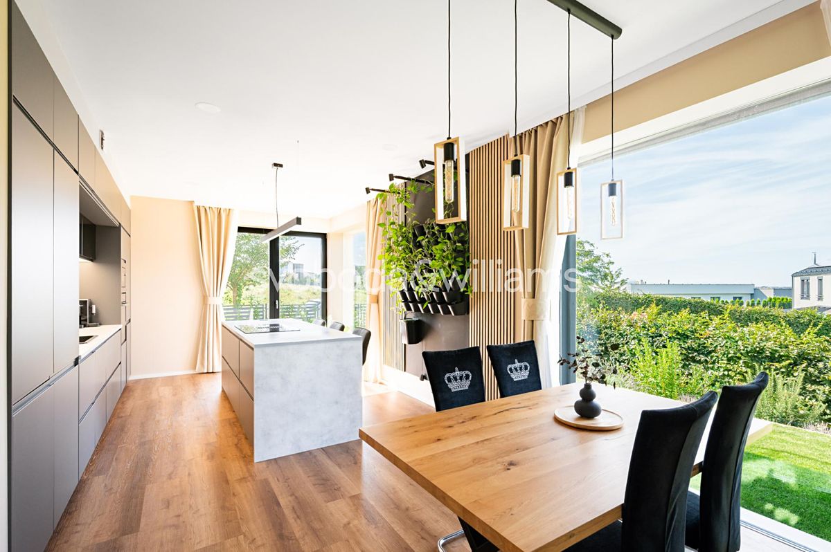 Prodej rodinného domu 225 m², pozemek 933 m² – fotografie 3