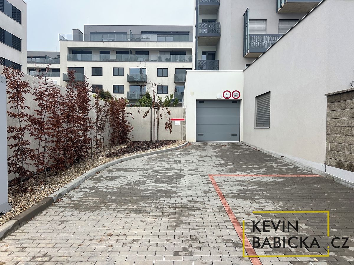 Pronájem garáže 13 m² – fotografie 3