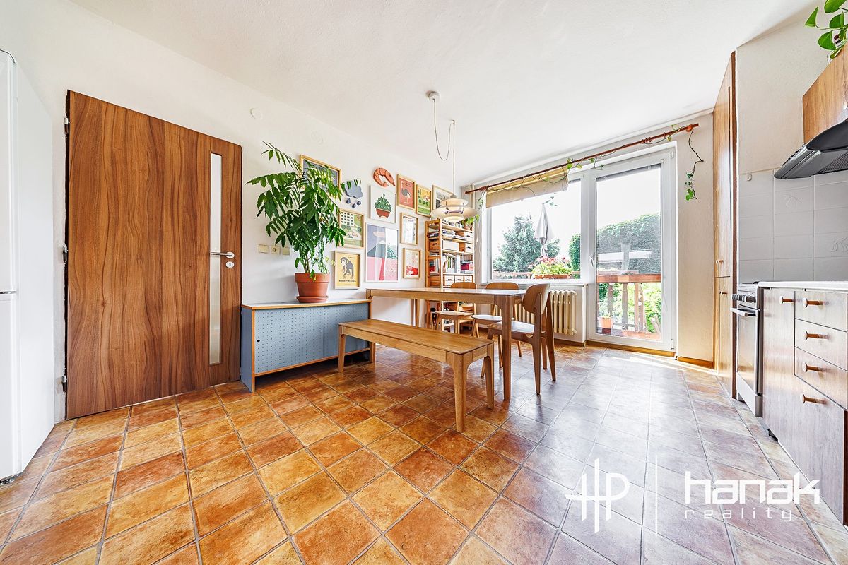 Prodej rodinného domu 243 m², pozemek 939 m² – fotografie 3