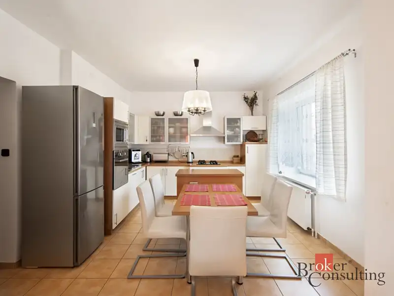 Prodej rodinného domu 165 m², pozemek 1072 m², Zruč-Senec – náhled fotky 2
