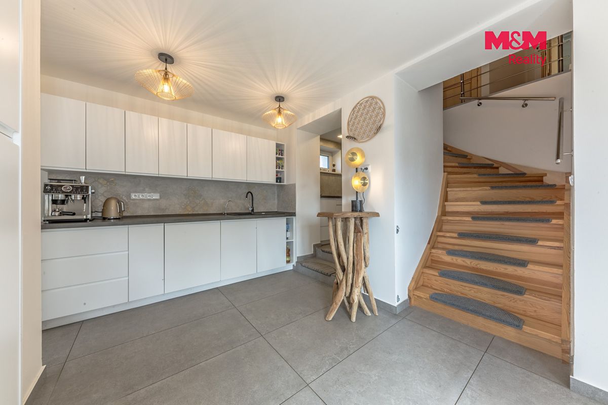 Prodej rodinného domu 262 m², pozemek 1440 m² – fotografie 3