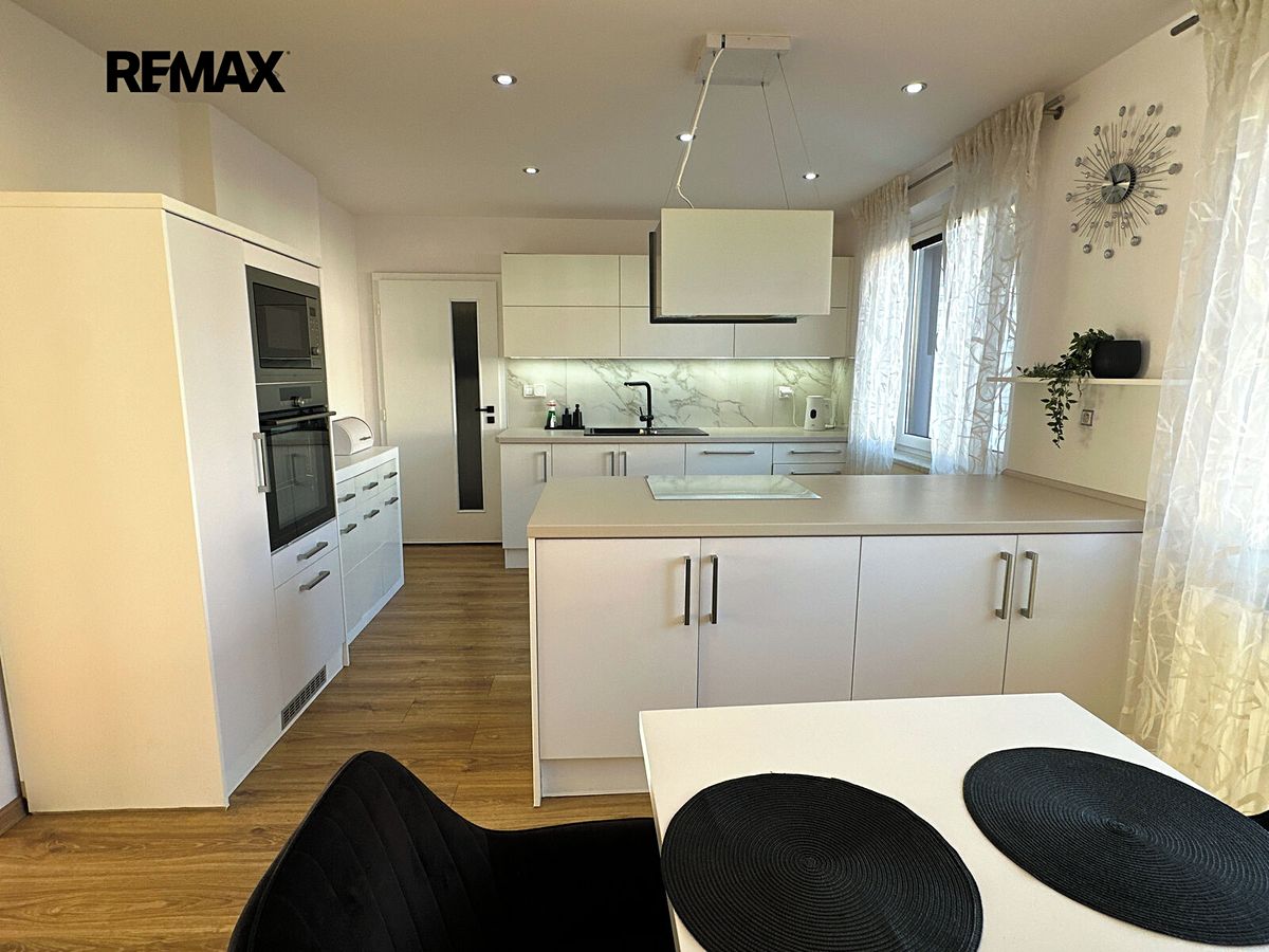 Prodej rodinného domu 300 m², pozemek 154 m² – fotografie 4