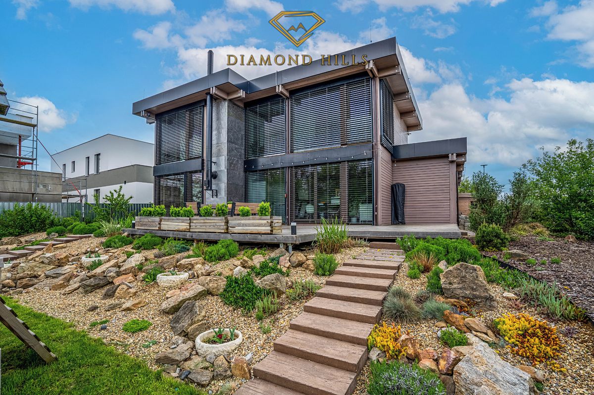 Prodej rodinného domu 207 m², pozemek 988 m² – fotografie 2