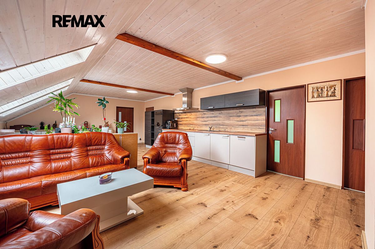 Prodej rodinného domu 215 m², pozemek 339 m² – fotografie 2