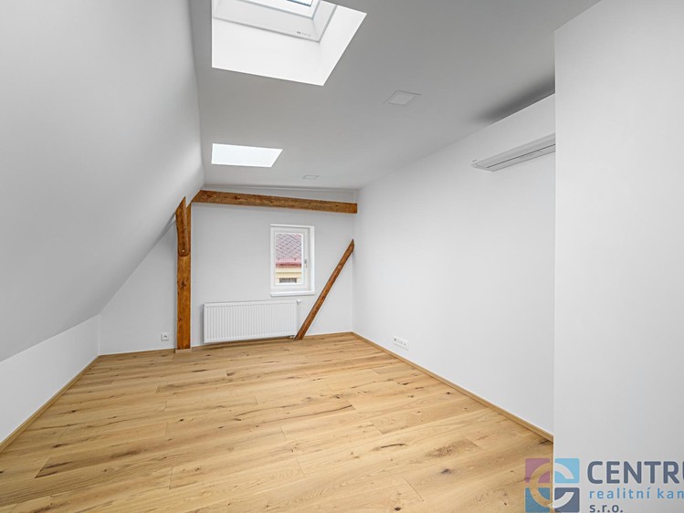 Pronájem bytu 3+kk, 87 m² (7 z 10)