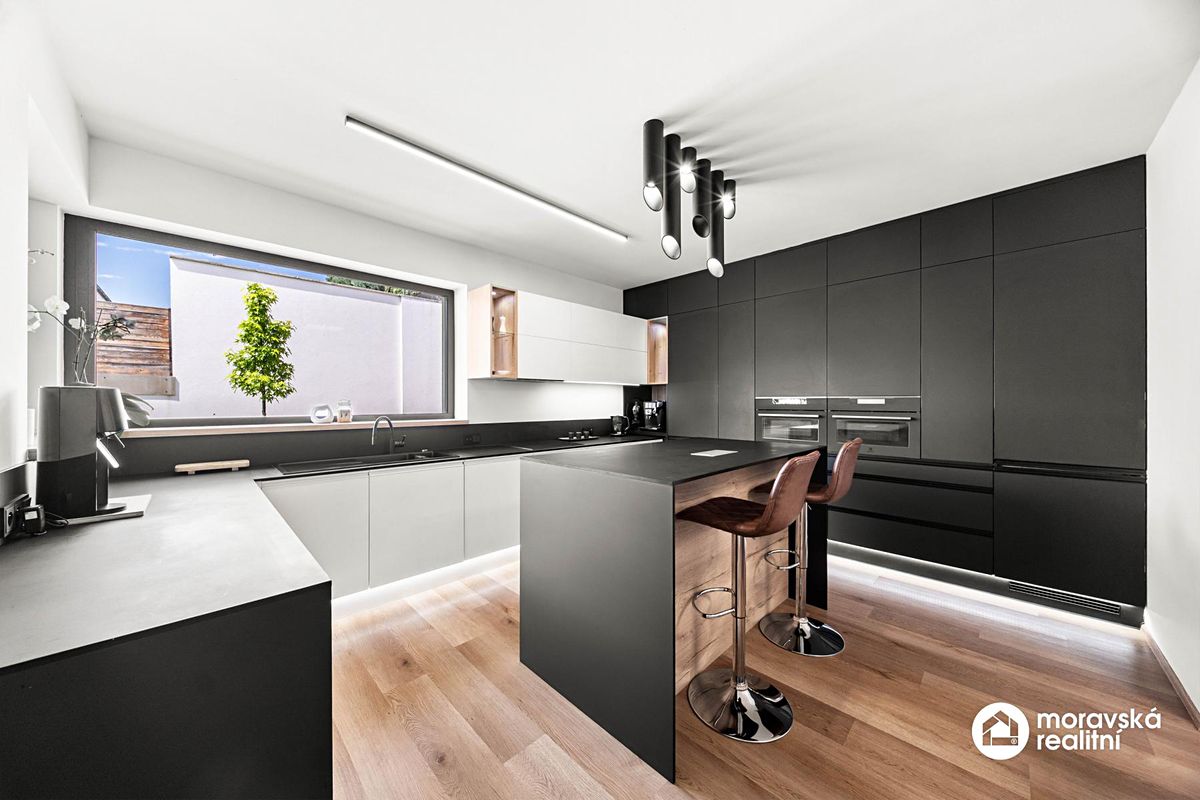 Prodej rodinného domu 199 m², pozemek 700 m² – fotografie 2
