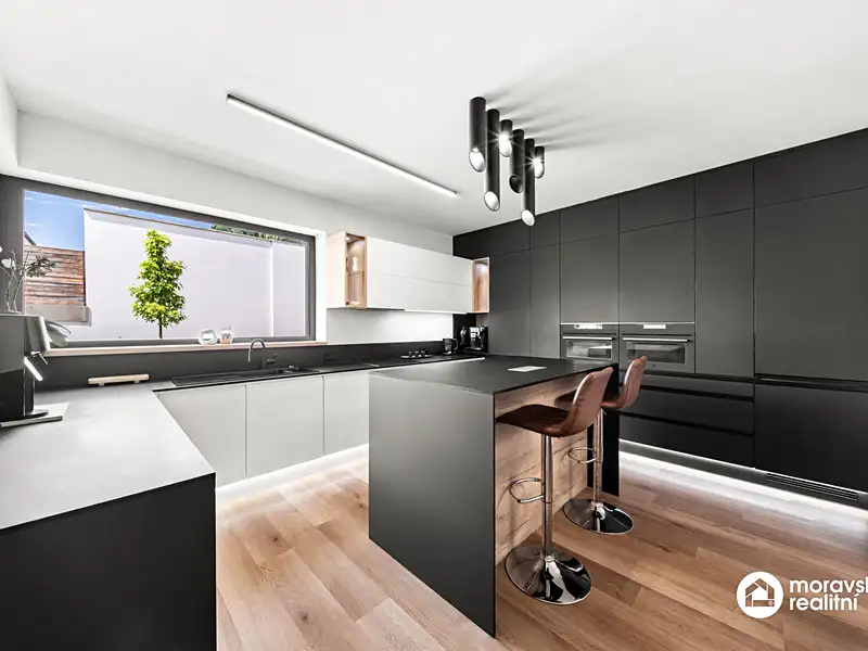 Prodej rodinného domu 199 m², pozemek 700 m², Hajany – náhled fotky 2