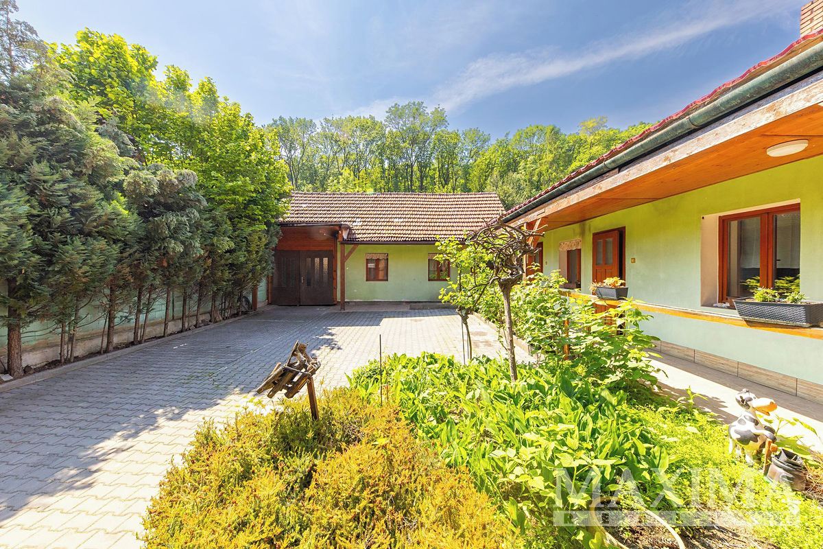 Prodej rodinného domu 277 m², pozemek 913 m² – fotografie 4