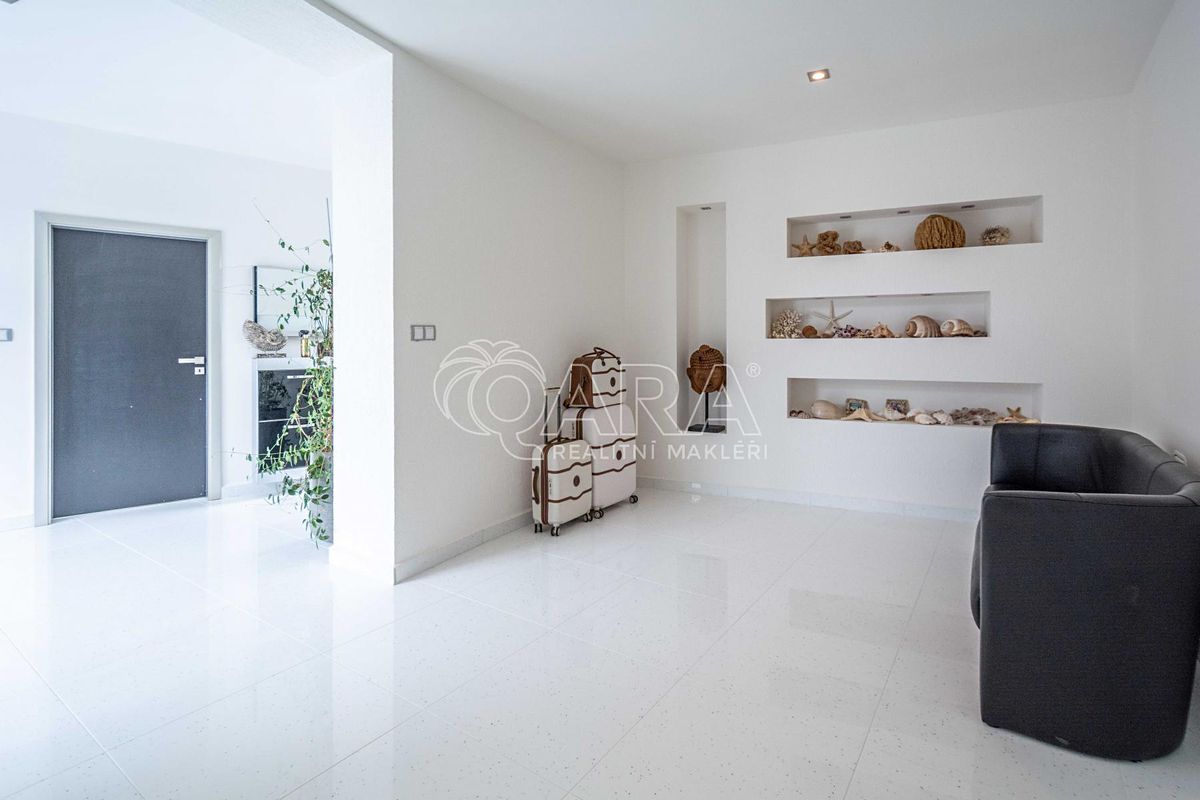 Prodej rodinného domu 274 m², pozemek 1211 m² – fotografie 3